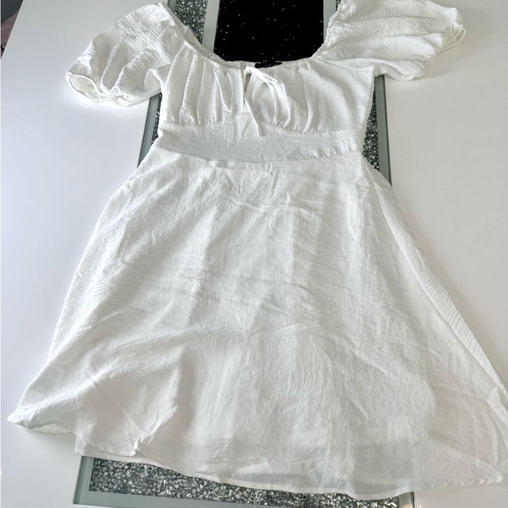 White mini dress,white ,with elastic in the back that fits perfectly